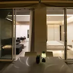 Skia Luxury Living Above The Walls アパート
