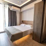 Skia Luxury Living Above The Walls アパート