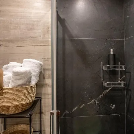 Skia Luxury Living Above The Walls 아파트