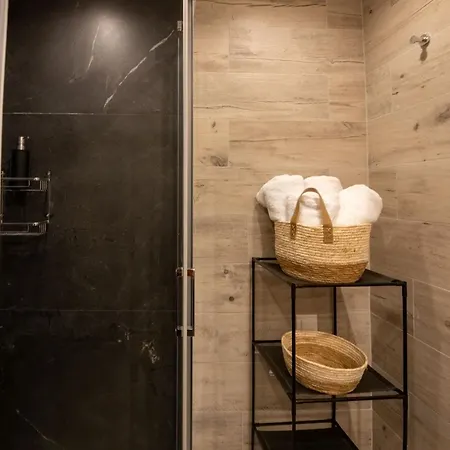 Skia Luxury Living Above The Walls アパート
