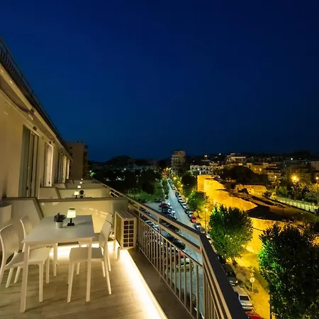 アパート Skia Luxury Living Above The Walls テッサロニキ
